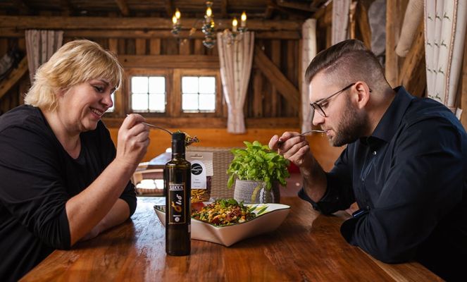 Baccili Christine und Marco essen eine Mahlzeit