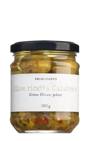 Grüne Oliven mit Knoblauch und Peperoncini